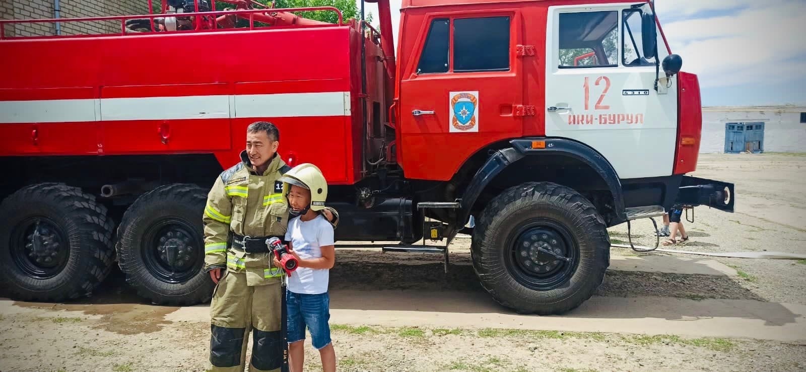 В гости к Ики-Бурульским огнеборцам пришли ребята из лагеря дневного  пребывания 