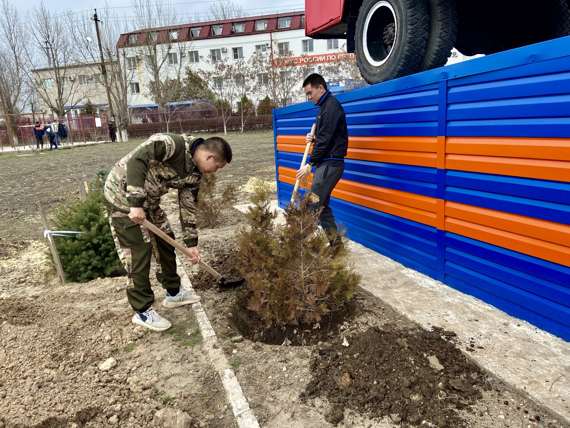 В Главном управлении состоялся субботник - Новости - Главное управление МЧС  России по Республике Калмыкия