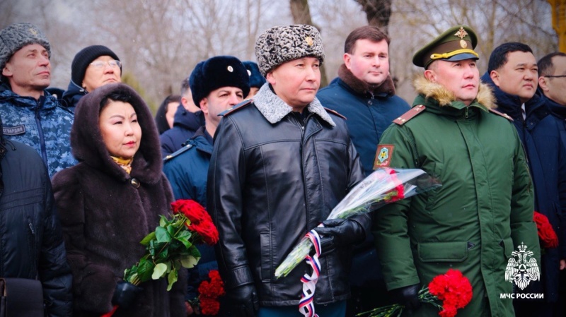 Начальник калмыцкого МЧС возложил цветы к Вечному огню