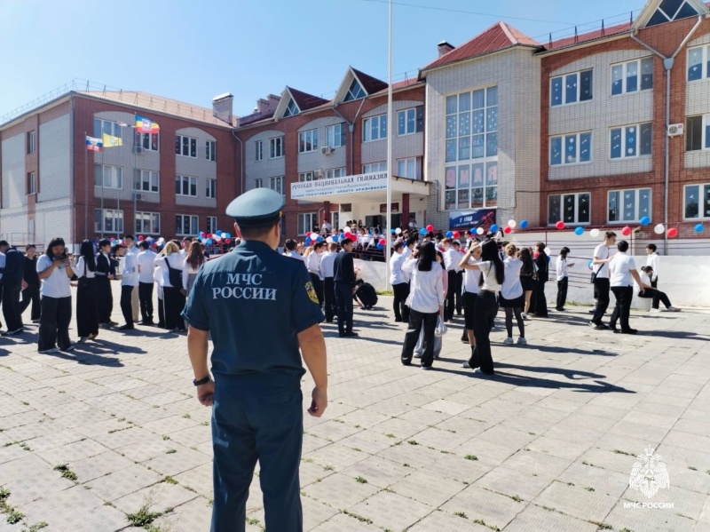 Сотрудники регионального МЧС обеспечили безопасность на мероприятиях, посвященных «Последнему звонку».