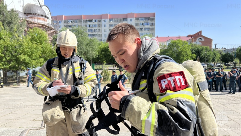 Элистинские огнеборцы провели пожарно-тактические учения в кинотеатре «Октябрь»