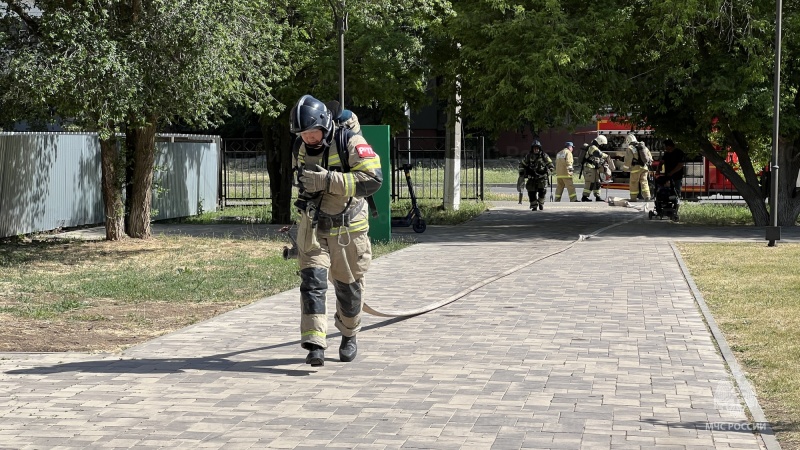 Элистинские огнеборцы провели пожарно-тактические учения в кинотеатре «Октябрь»