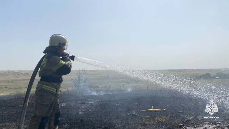 Элистинские огнеборцы ликвидировали возгорание сухой растительности по улице Аккочкарова