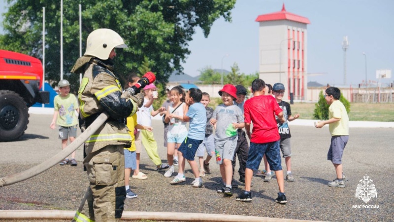 Пожарно-спасательные части распахнули свои двери для юных гостей