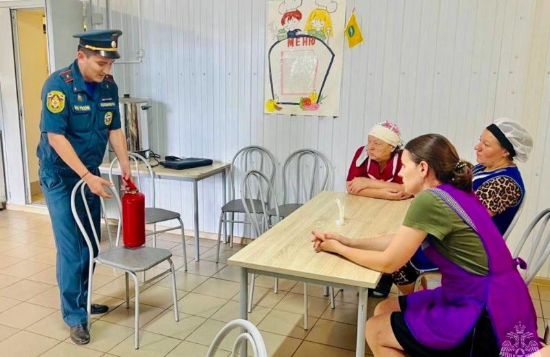 Сотрудники МЧС провели акцию по безопасности в детском лагере «Лесная сказка».