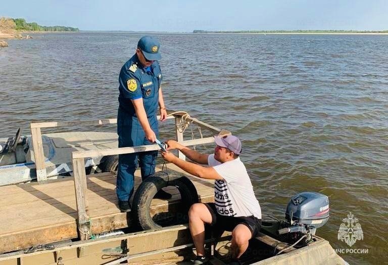 Ежедневно в рамках профилактической работы государственные инспекторы ГИМС проводят патрулирования на водных объектах Калмыкии.