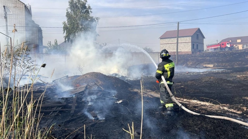 В 10-м микрорайоне ликвидировали горение сухой травы (видео)