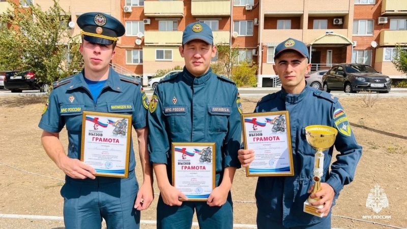 Вертикальный вызов». Пожарные Калмыкии на скорость «штурмовали» многоэтажное здание