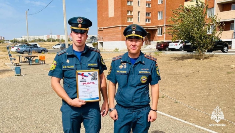 Вертикальный вызов». Пожарные Калмыкии на скорость «штурмовали» многоэтажное здание