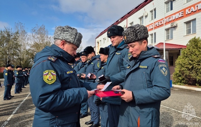 В главном управлении проведен строевой смотр.