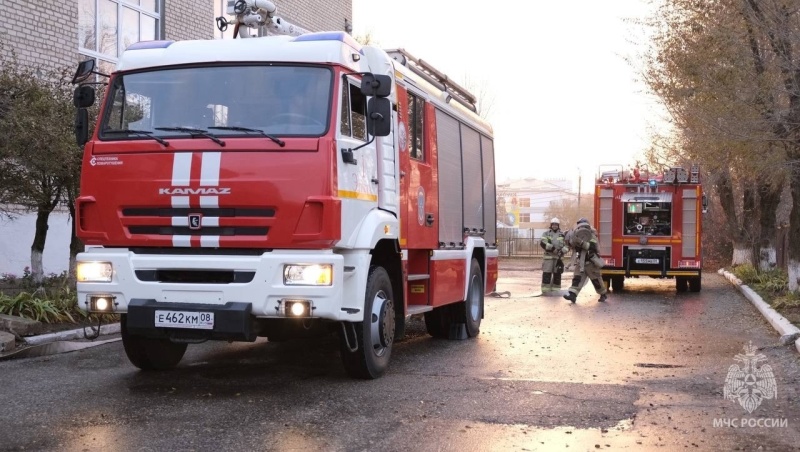 В Элистинском педагогическом колледже провели пожарно-тактические учения