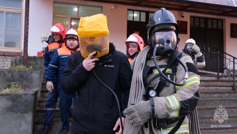 В Элистинском педагогическом колледже провели пожарно-тактические учения